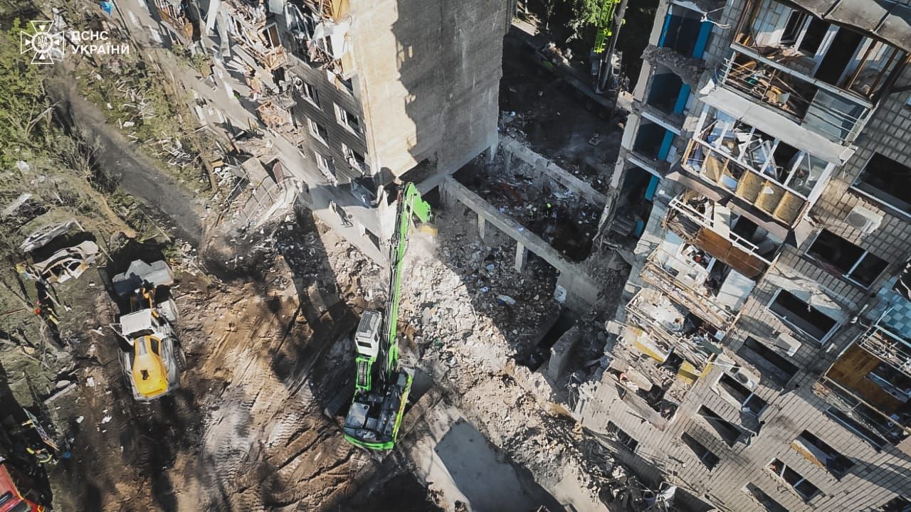 "Мой ребенок со мной прощался": жительница уничтоженного Россией дома в Киеве поделилась воспоминаниями - 24 Канал "Мой ребенок со мной прощался": жительница уничтоженного Россией дома в Киеве поделилась воспоминаниями - 24 Канал