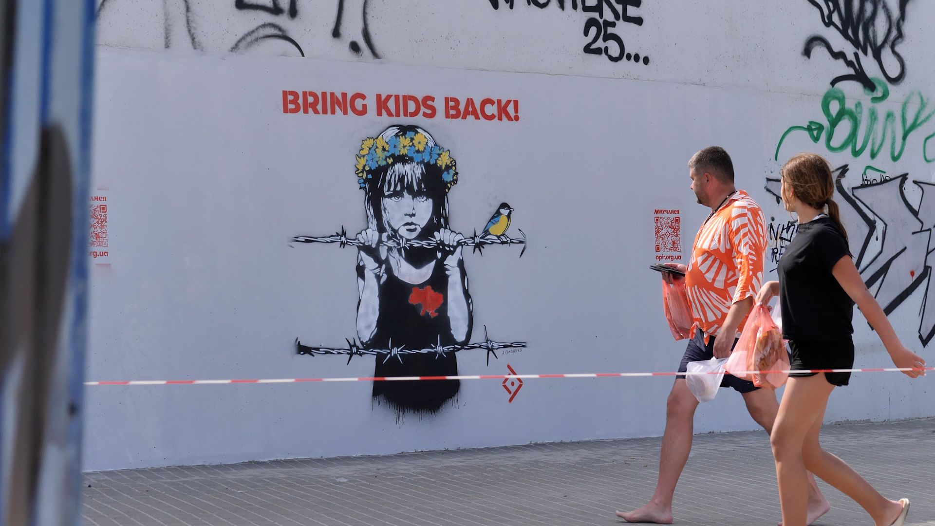 Який виглядає має стінопис в Одесі, що присвячений викраденим українським дітям
