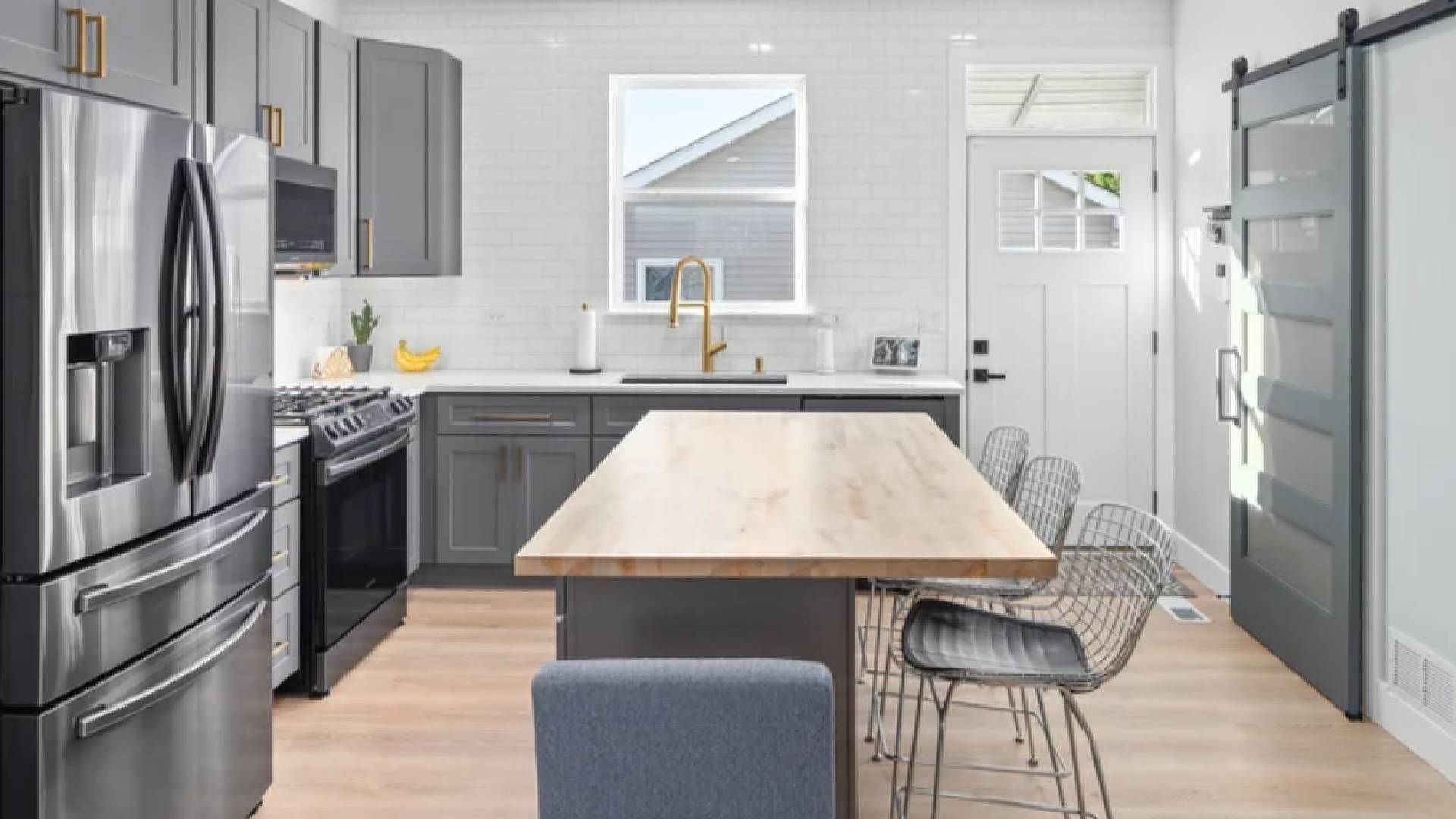 Чем заменить черные кухонные шкафы