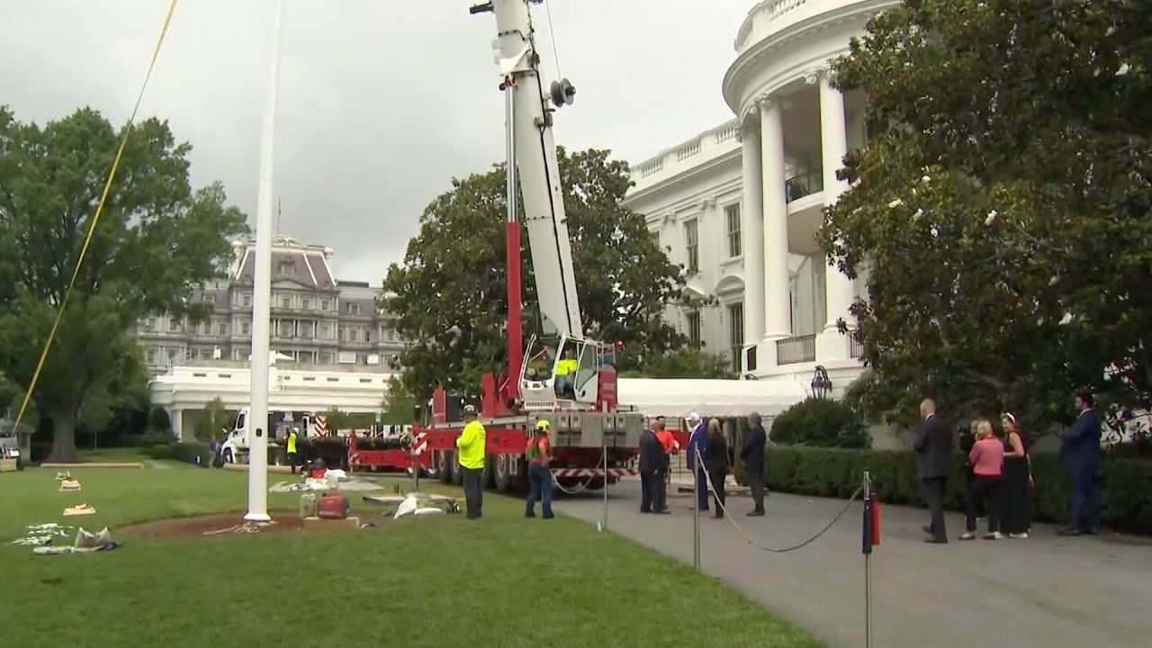 Трамп подарил американцам флагштоки - курьезное видео Трамп подарил американцам флагштоки - курьезное видео