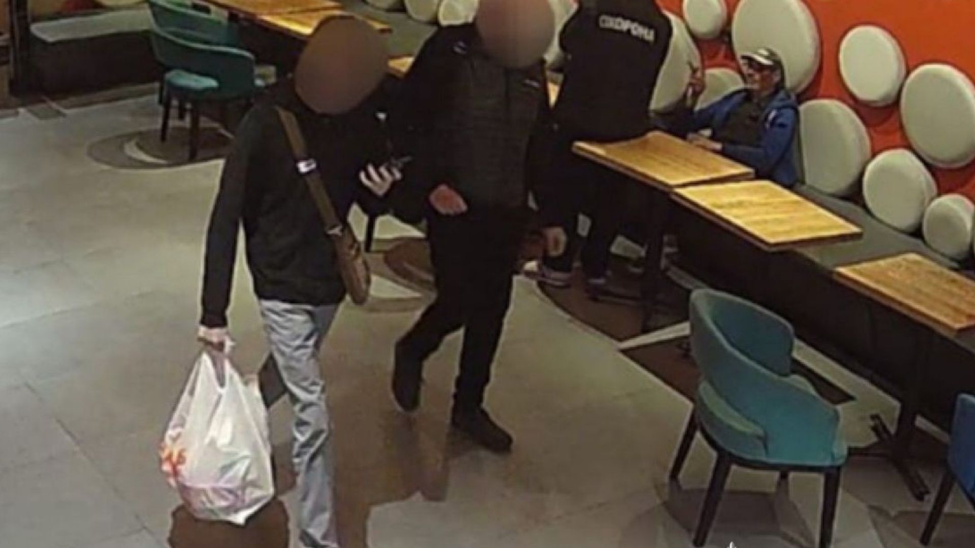 Отец с сыном воровали товары в супермаркете в Днепре Отец с сыном воровали товары в супермаркете в Днепре
