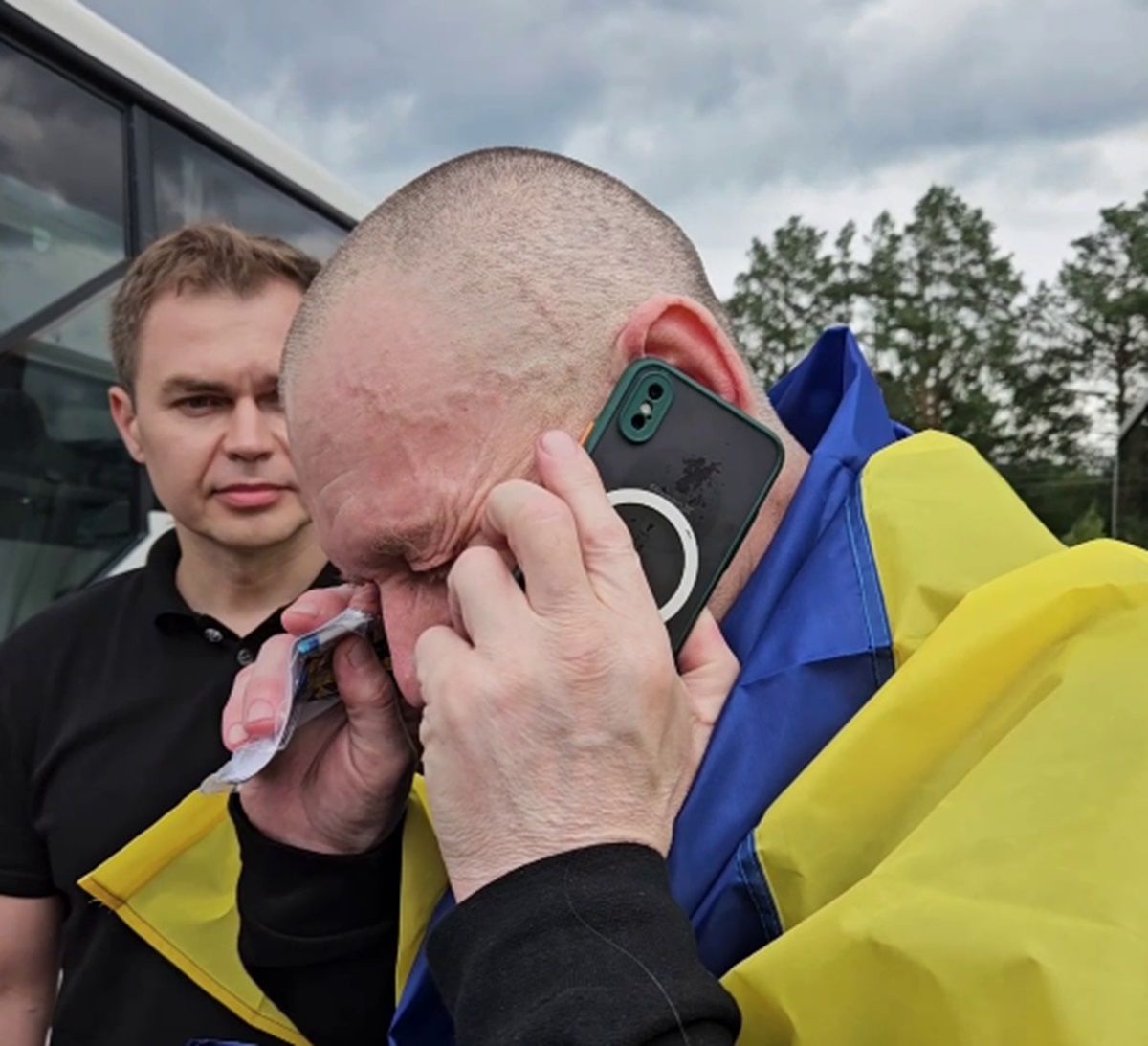 Захисник, який повернувся з російського полону, під час розмови з донькою дізнався, що стане дід - 24 Канал Захисник, який повернувся з російського полону, під час розмови з донькою дізнався, що стане дід - 24 Канал
