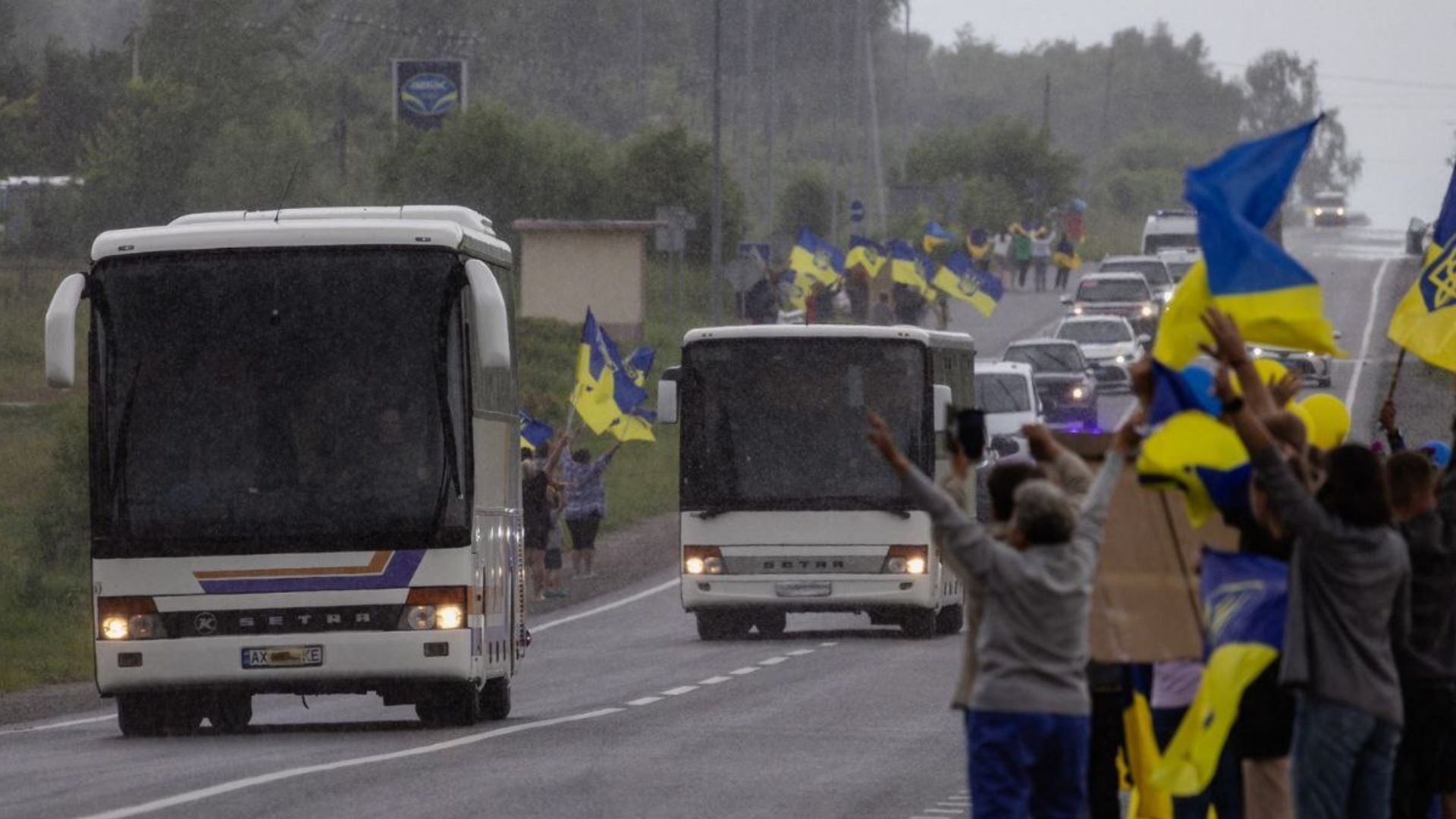 Українці зустрічають звільнених з полону захисників