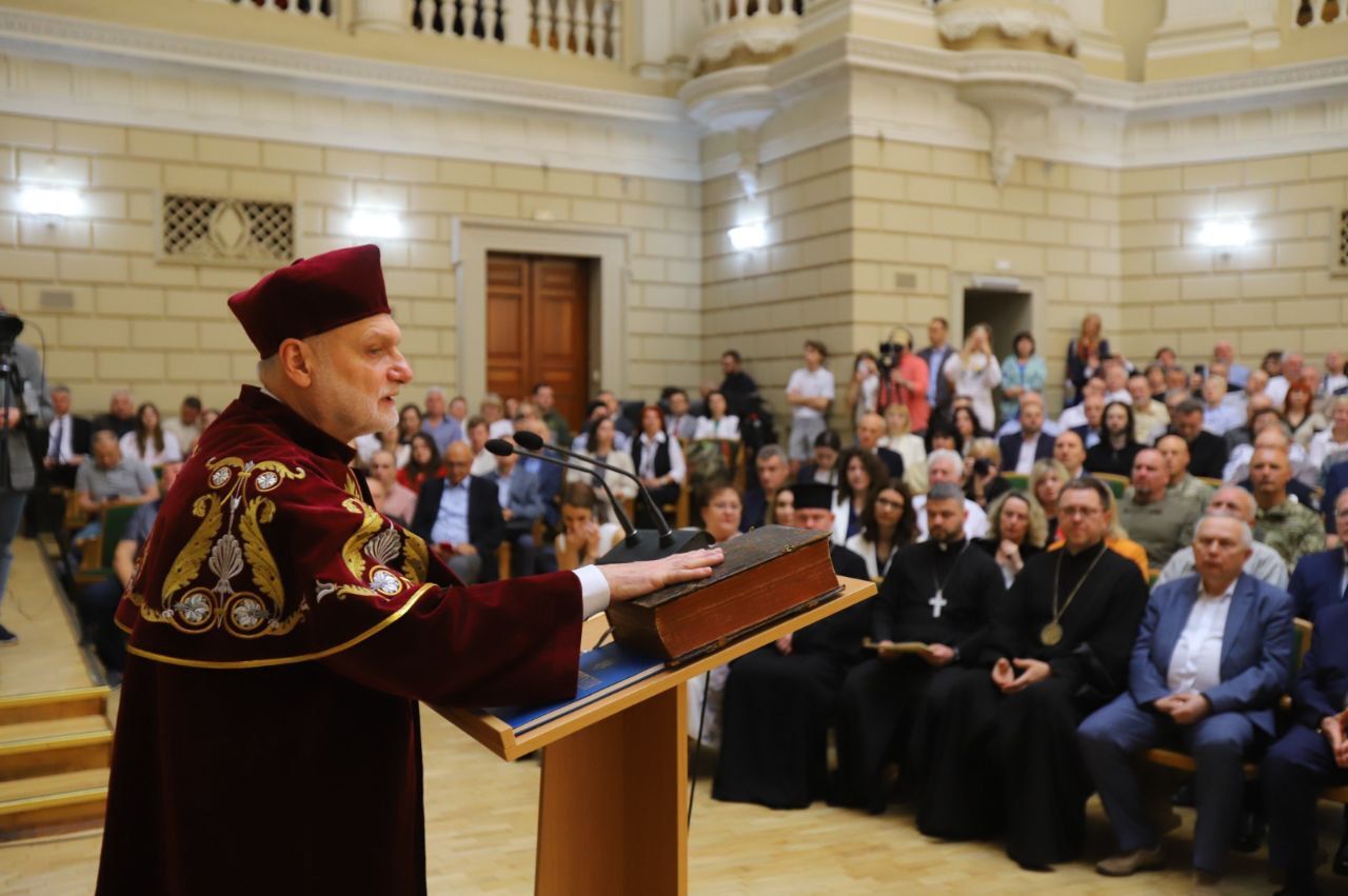 Інавгурація нового ректора ЛНУ - Роман Гладишевський офіційно вступив на посаду Інавгурація нового ректора ЛНУ - Роман Гладишевський офіційно вступив на посаду