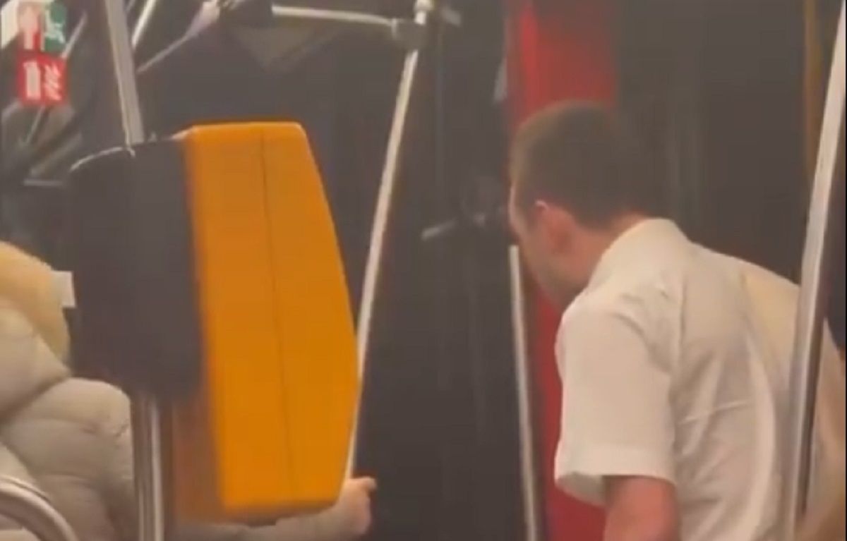 У Чехії судитимуть водія, який вдарив та вигнав українців з трамвая