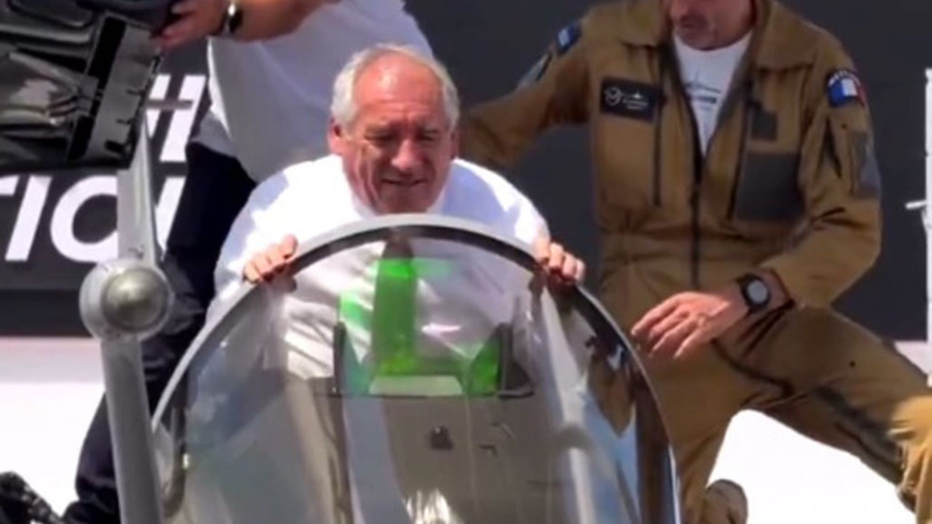 Франсуа Байру не зміг вибратися з винищувача Rafale Франсуа Байру не зміг вибратися з винищувача Rafale