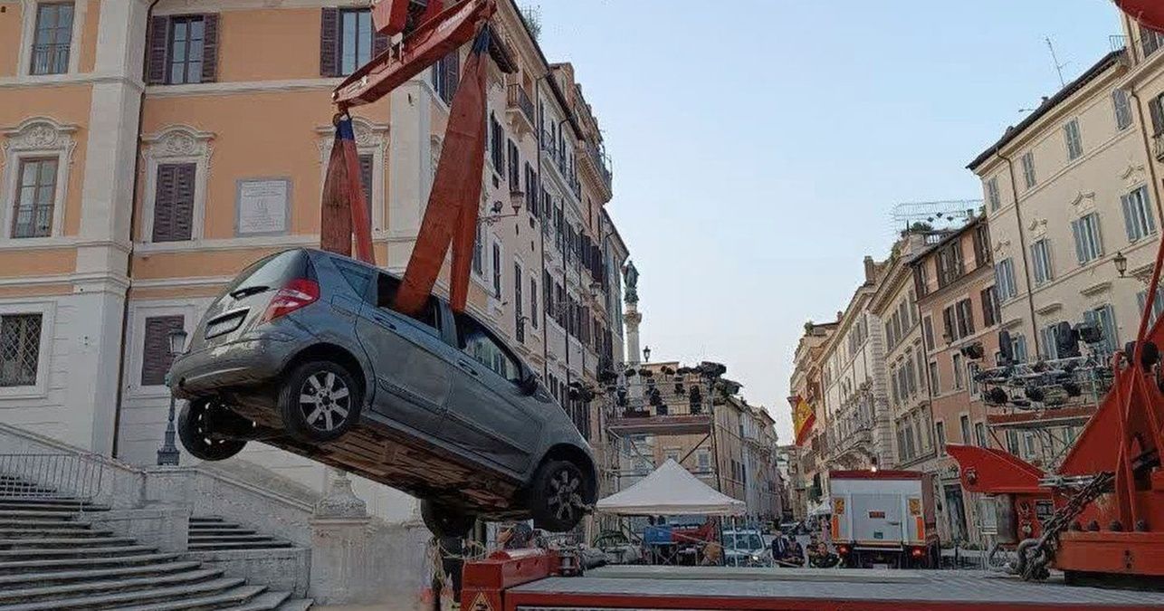 Мужчина спустился на машине по Испанской лестнице в Риме