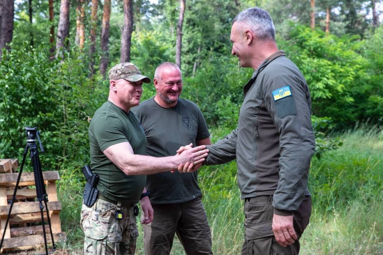 Кличко передал воинам помощь Кличко передал воинам помощь