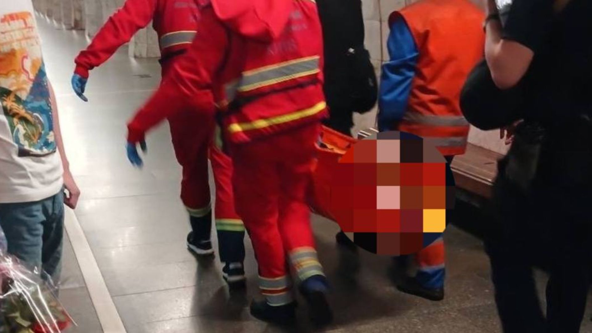 В киевском метро зацепер столкнулся с туннельным оборудованием В киевском метро зацепер столкнулся с туннельным оборудованием