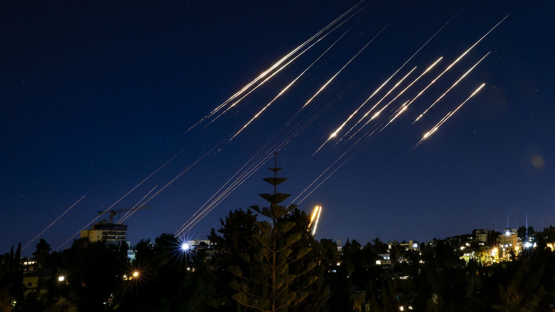 Иран до сих пор запускает усовершенствованные ракеты по Израилю Иран до сих пор запускает усовершенствованные ракеты по Израилю