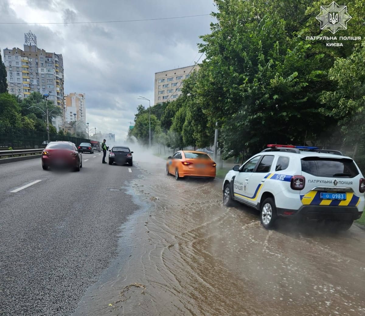 На вулиці Борщагівській стався прорив труби На вулиці Борщагівській стався прорив труби