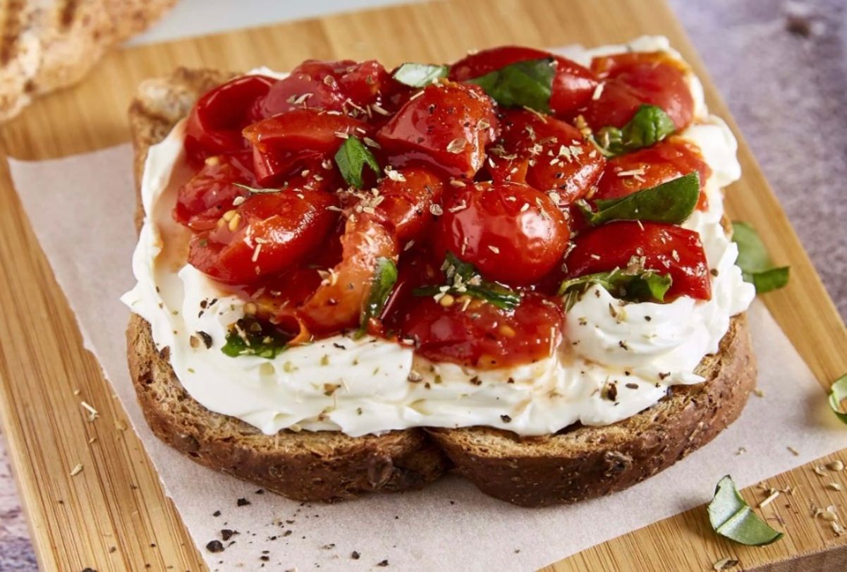 Брускети з часниковим кремом та помідорами Брускети з часниковим кремом та помідорами