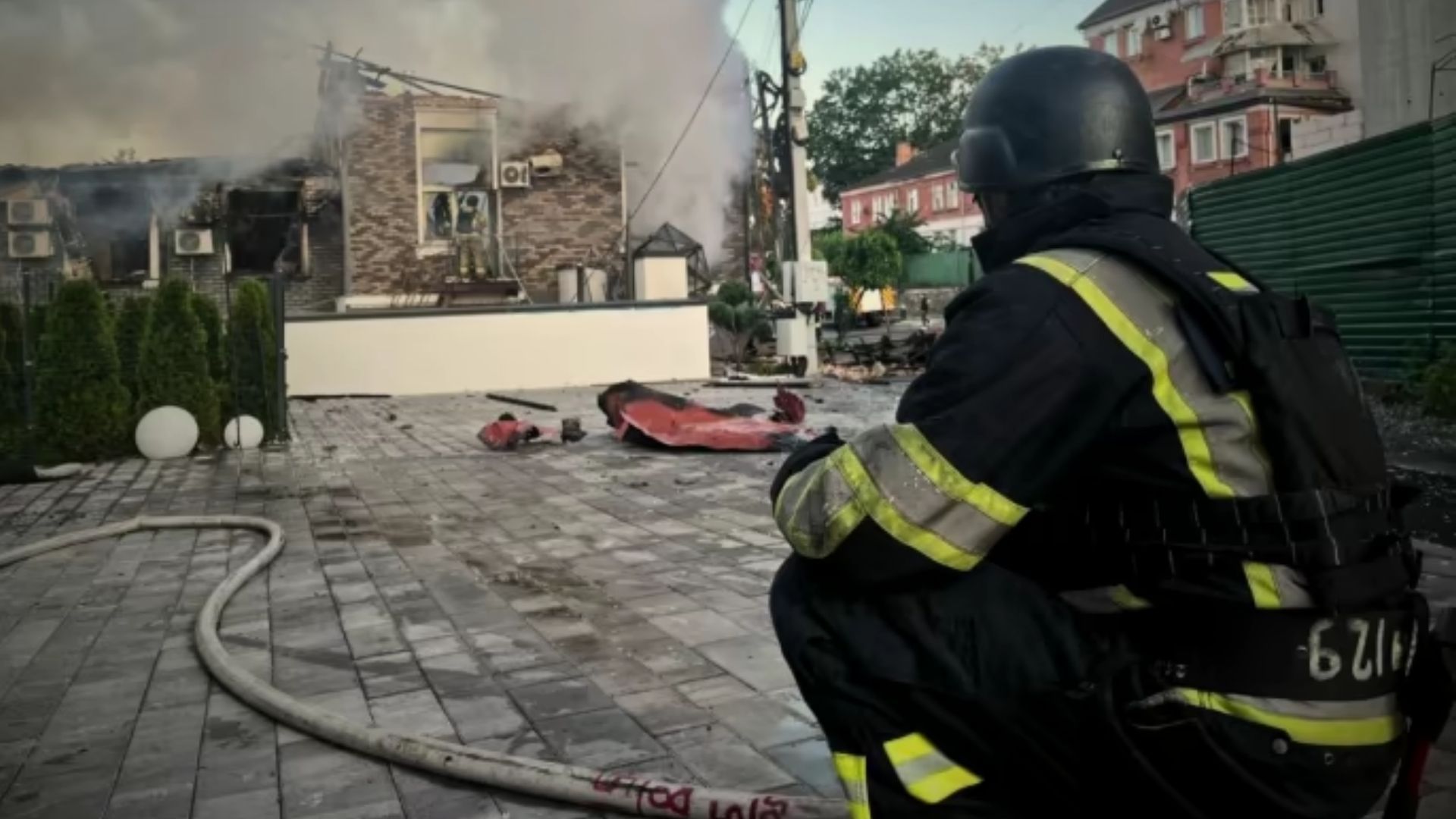 ГСЧС ликвидируют последствия обстрела в Киевской области ГСЧС ликвидируют последствия обстрела в Киевской области