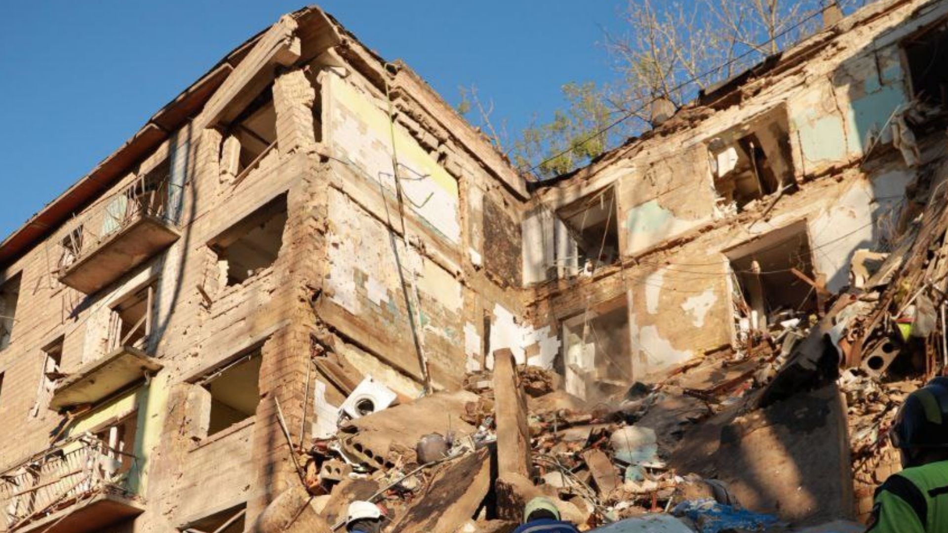 В результате удара России в Киеве снова обвалился подъезд, – ГСЧС - 24 Канал В результате удара России в Киеве снова обвалился подъезд, – ГСЧС - 24 Канал