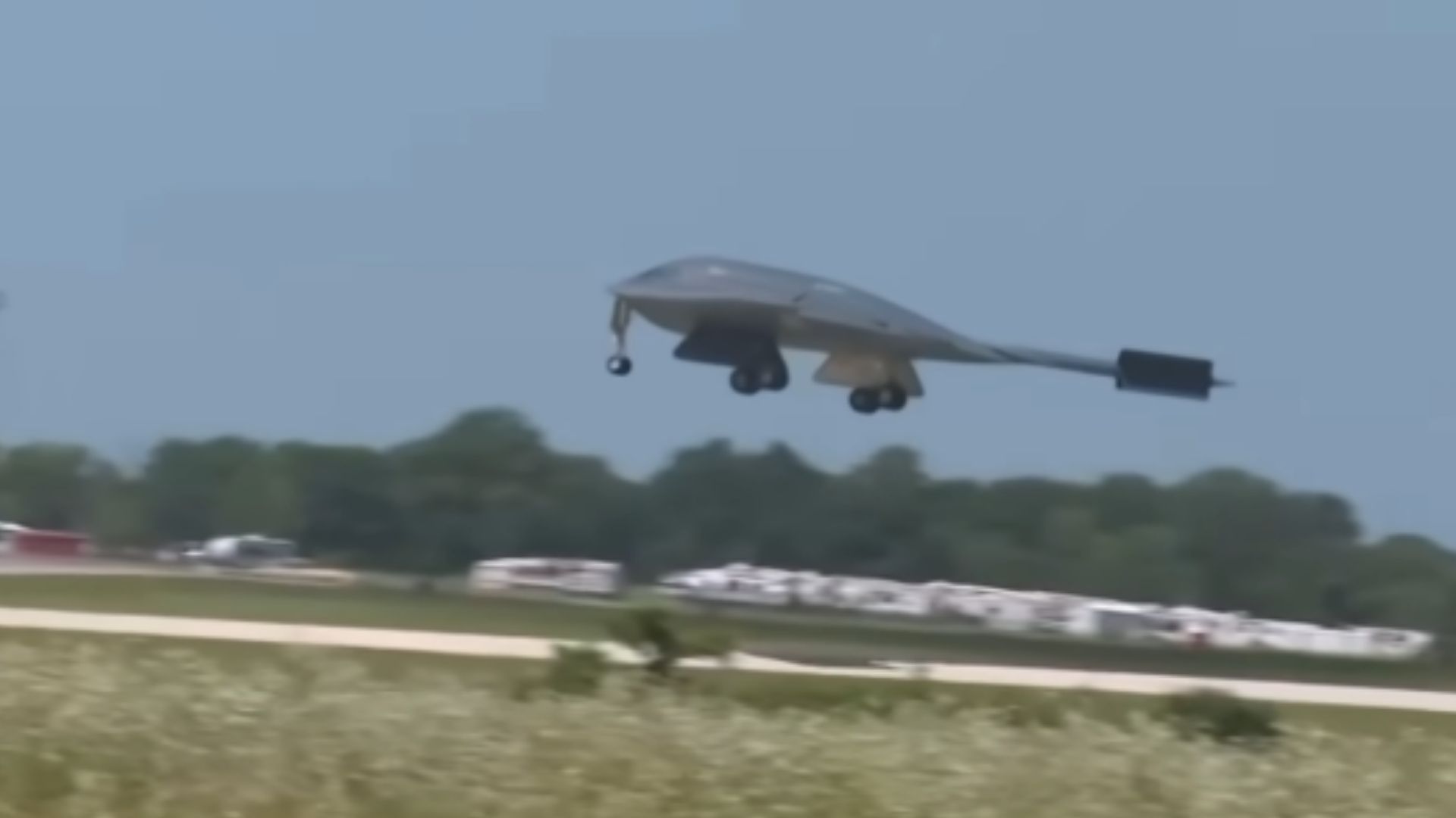 B-2 приземляється у США B-2 приземляється у США