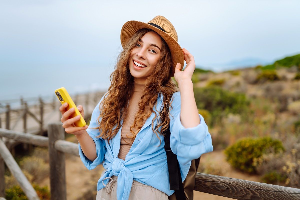 Туристка тримає теллефон