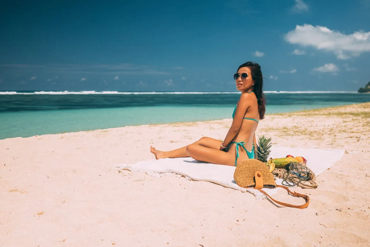 Дівчина на рушнику на пляжі Дівчина на рушнику на пляжі