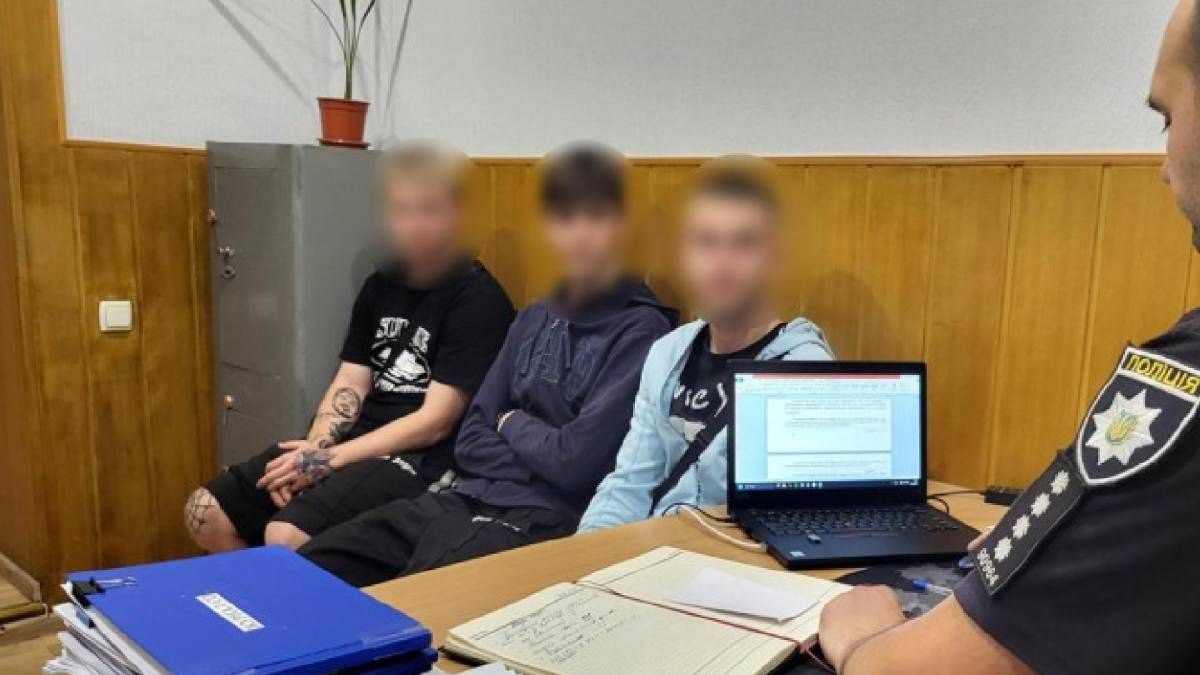 В Запорожье задержали трех молодых людей, которые совершили надругательство над государственными флагами