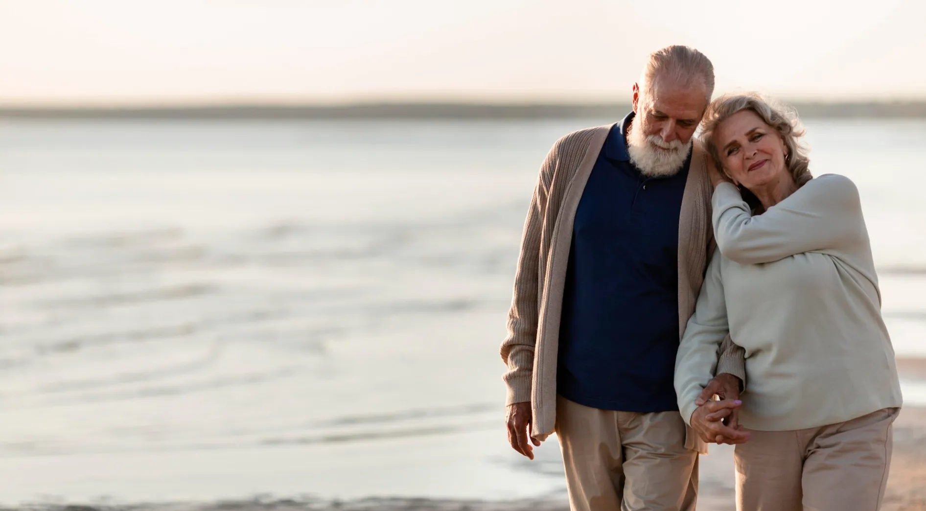 Счастливая взрослая пара Счастливая взрослая пара