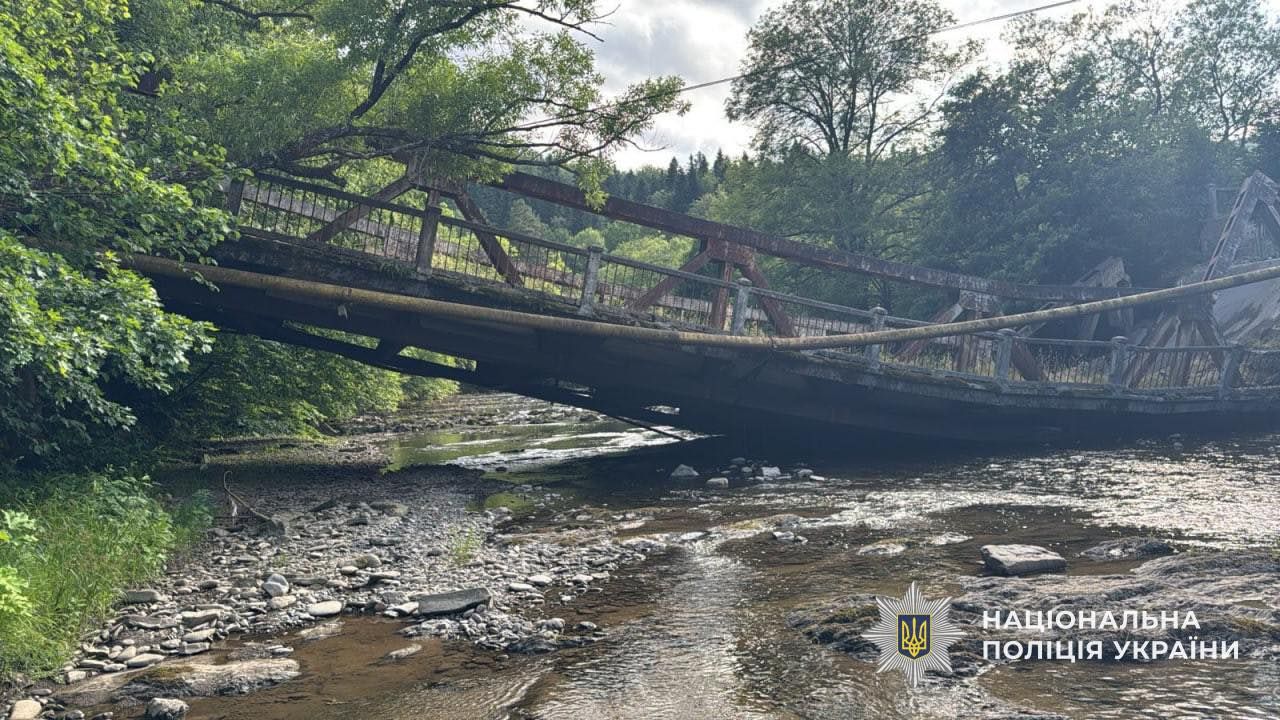 На Закарпатье обвалился мост на важной автодороге На Закарпатье обвалился мост на важной автодороге