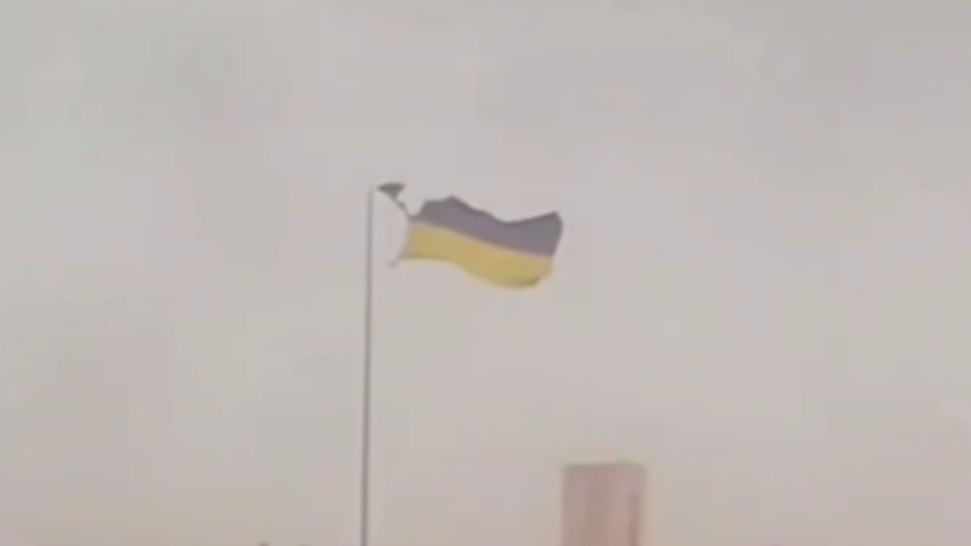 В Кривом Роге ветер сорвал флаг Украины В Кривом Роге ветер сорвал флаг Украины