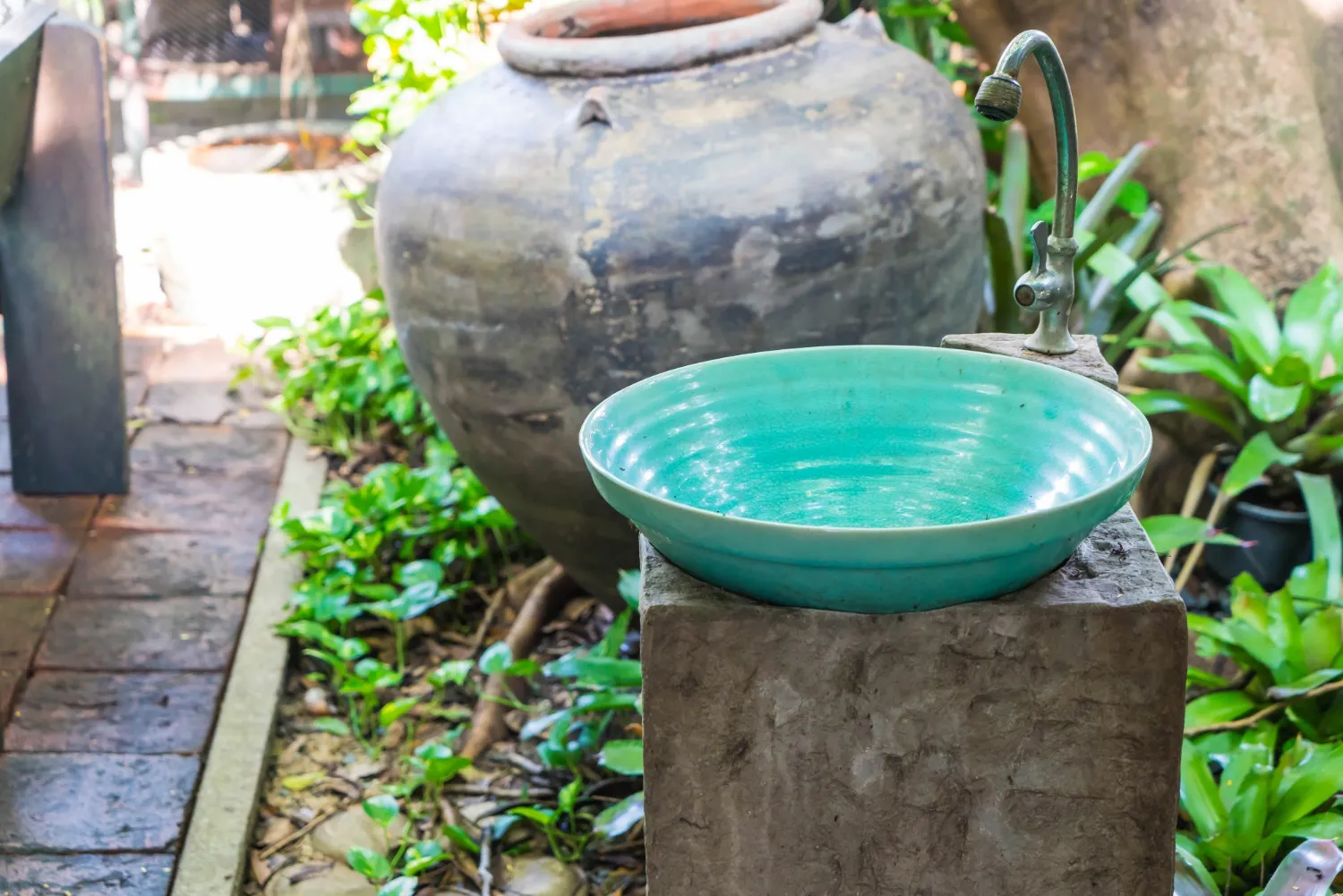 Уличный фонтан на улице Уличный фонтан на улице