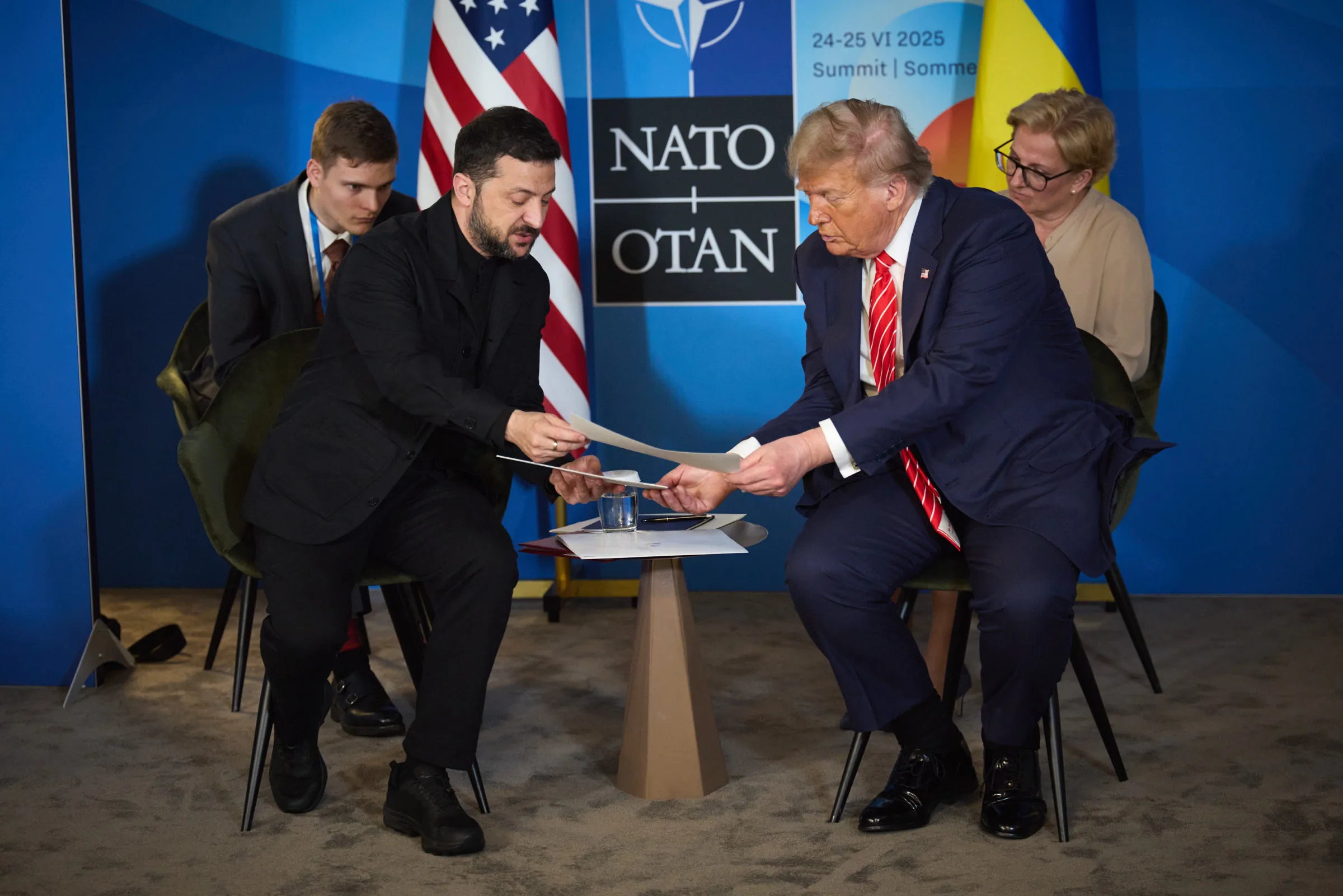 Зеленський показав Трампу фото з доказами передачі росіянами тіл їхніх військових Україні Зеленський показав Трампу фото з доказами передачі росіянами тіл їхніх військових Україні