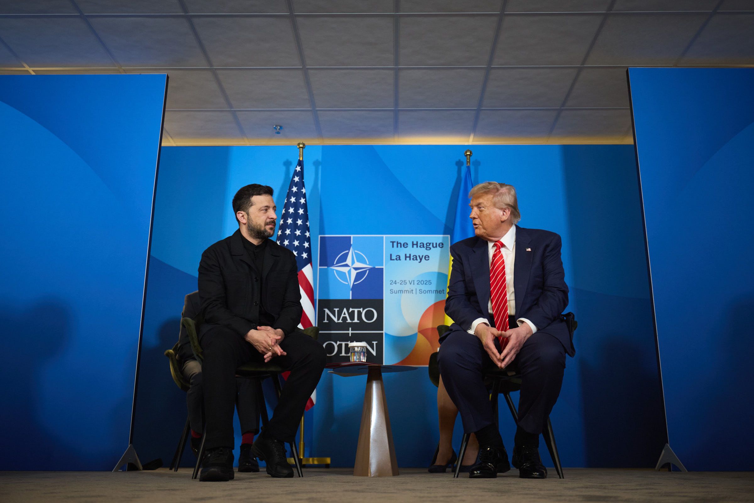 Зеленский показал Трампу карты с ситуацией на фронте Зеленский показал Трампу карты с ситуацией на фронте