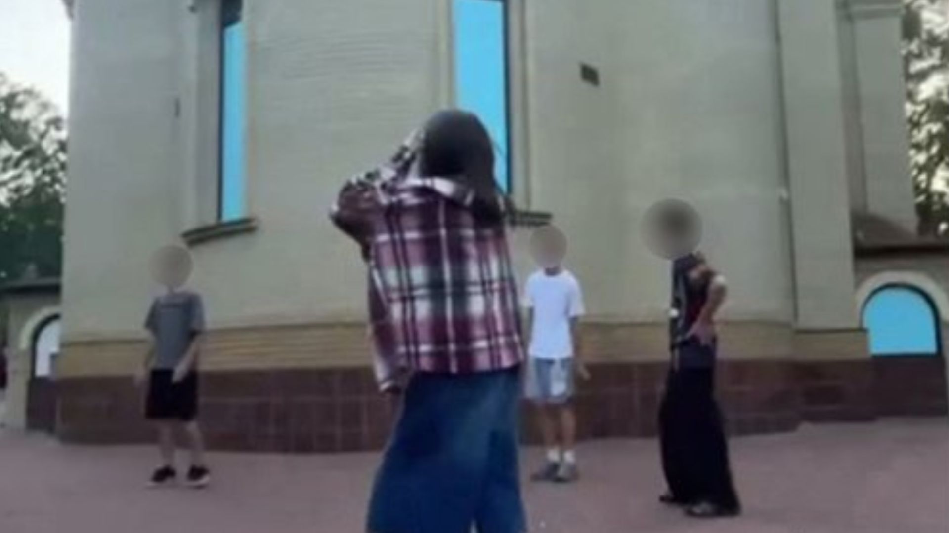 В Кропивницком дети пели русские песни возле церкви В Кропивницком дети пели русские песни возле церкви