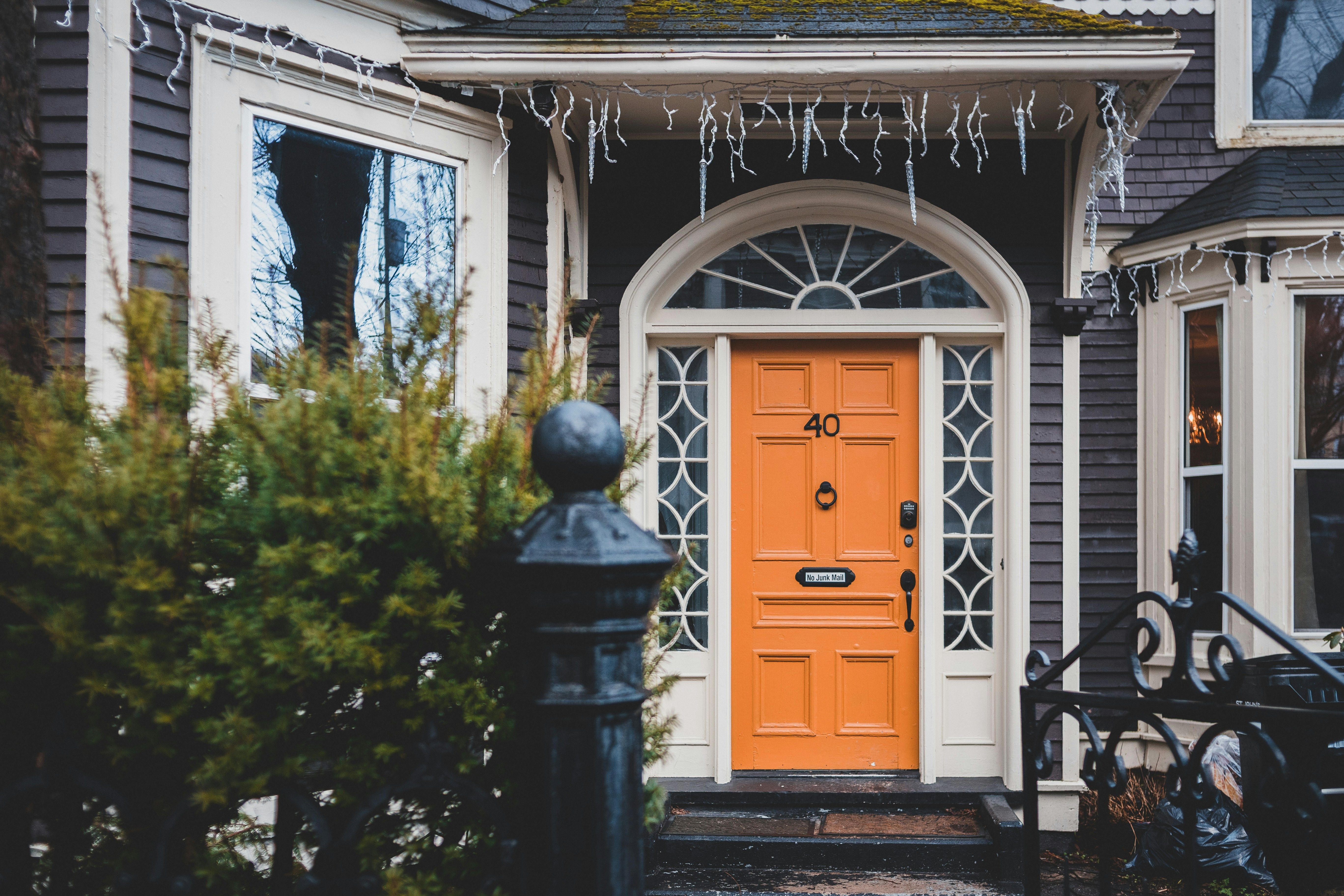 В какой цвет не следует красить двери