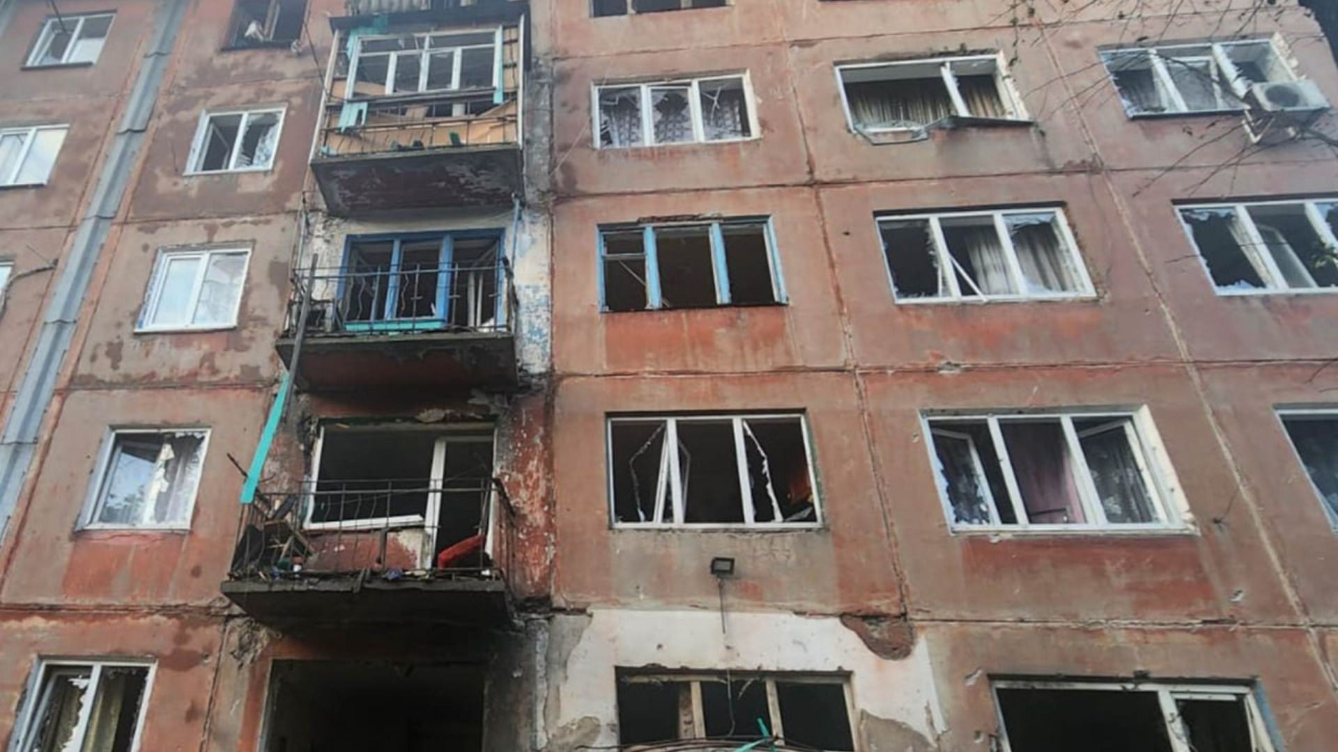 Последствия попадания по пятиэтажному дому в городе Белозерское