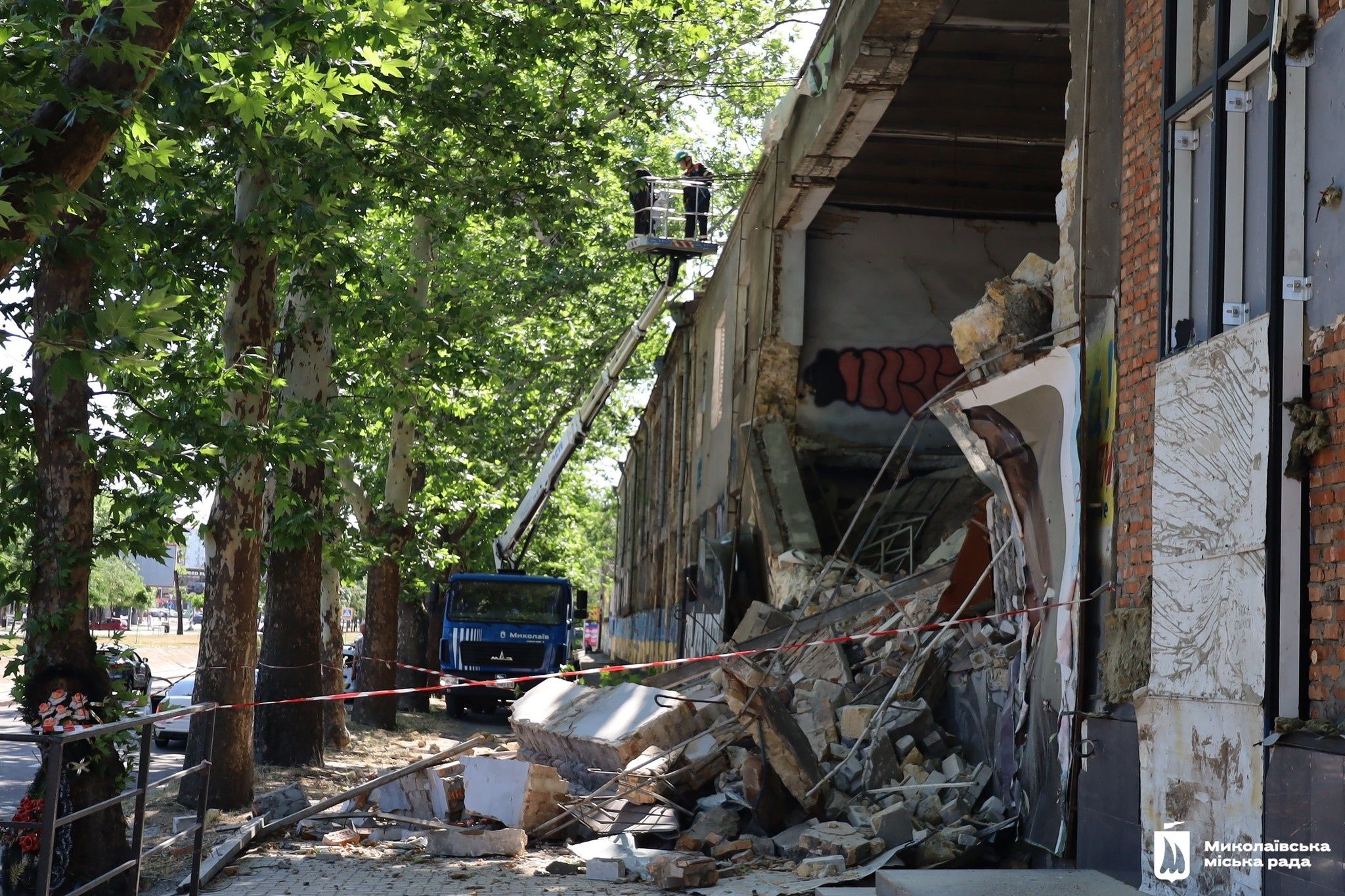 У Миколаєві впала частина будівлі колишнього заводу У Миколаєві впала частина будівлі колишнього заводу