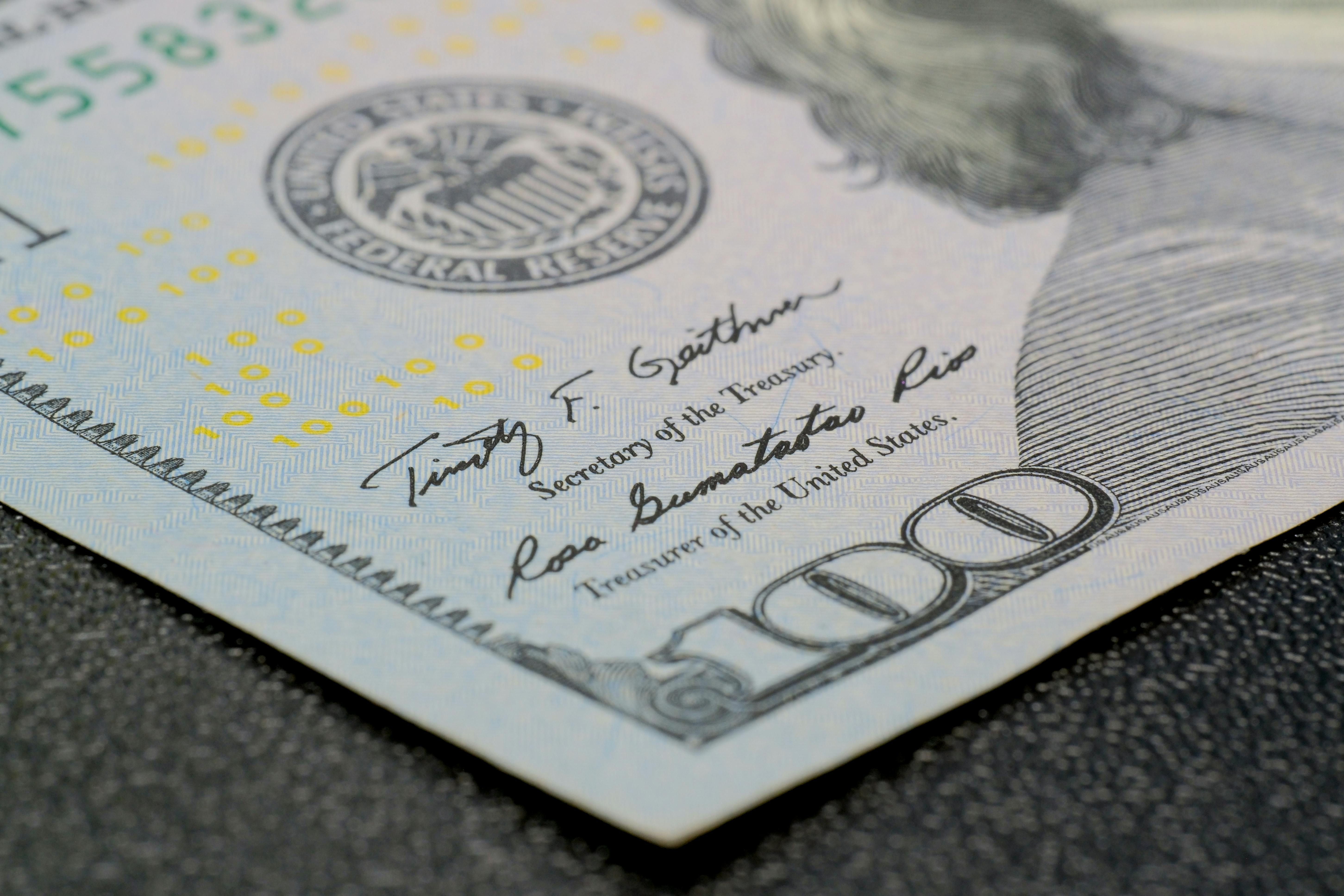 Курс офіційних валют 26 червня - НБУ опустив долар