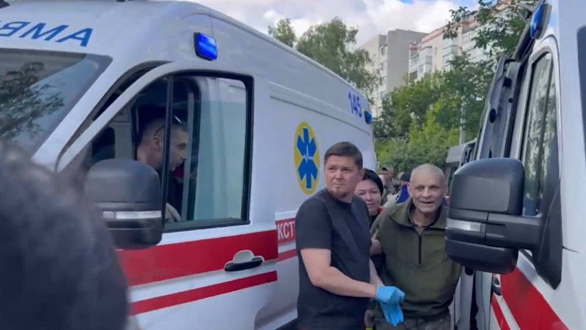 Частина звільнених захисників прибула на каретах швидкої Частина звільнених захисників прибула на каретах швидкої