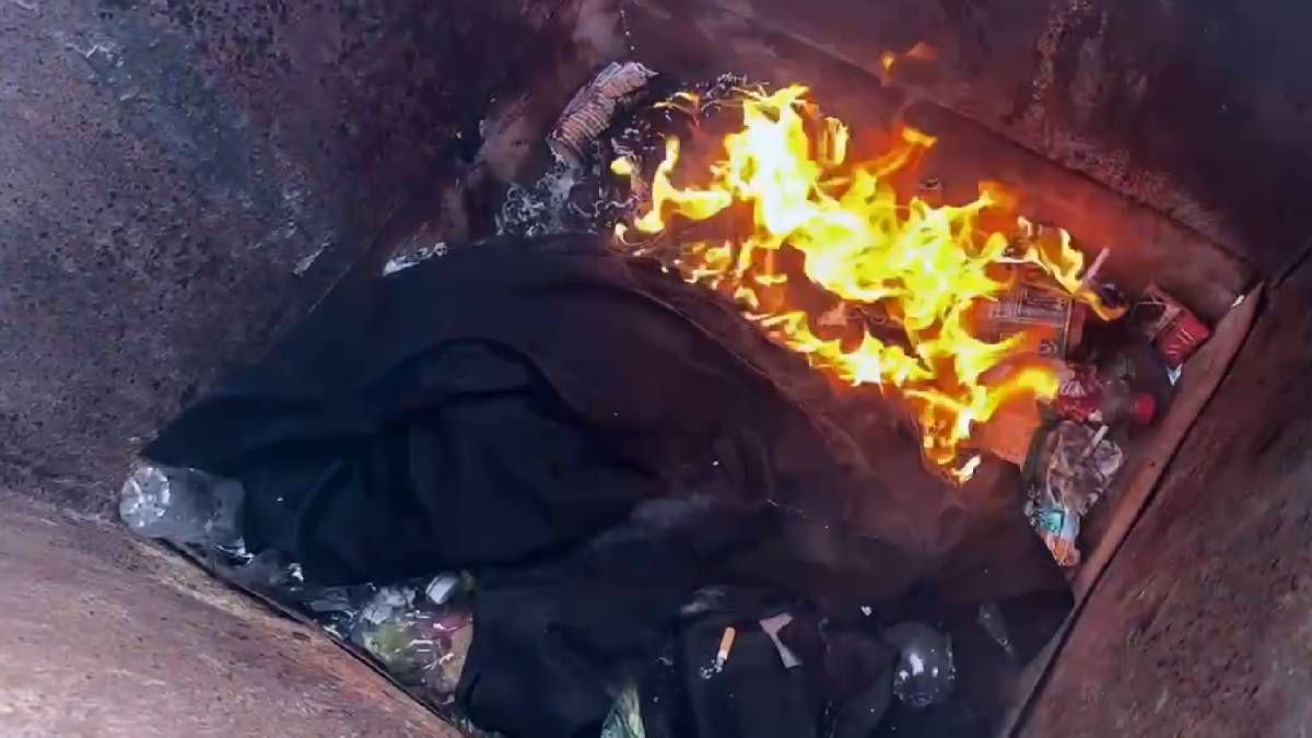 Звільнені з полону захисники спалили в'язничний одяг Звільнені з полону захисники спалили в'язничний одяг