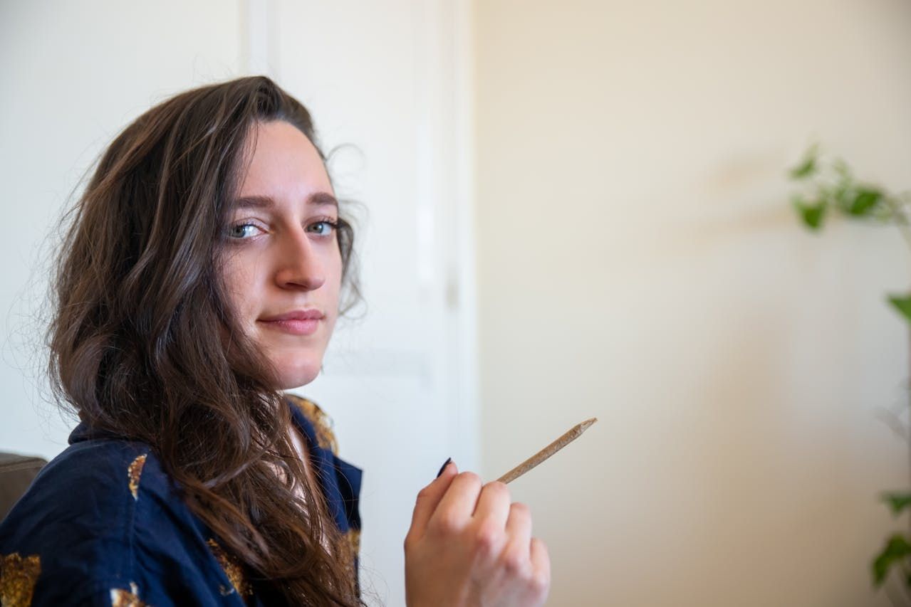 Дівчина курить Дівчина курить