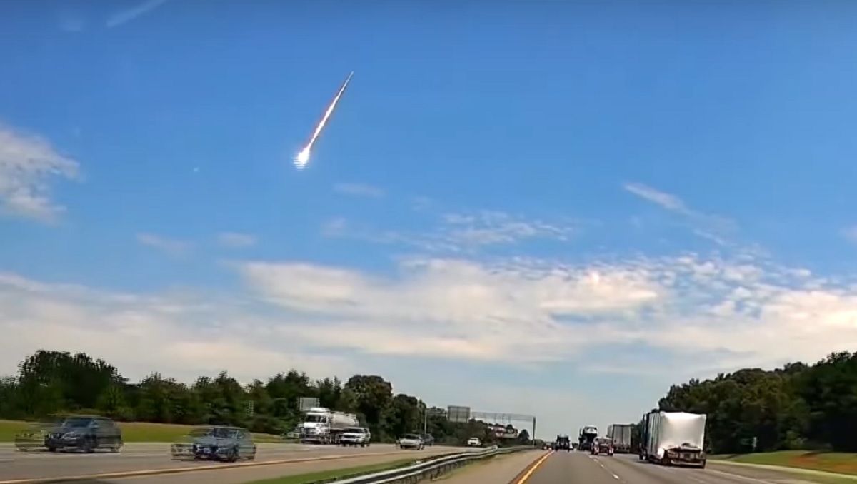 Падіння метеориту зафіксували дорожні камери Падіння метеориту зафіксували дорожні камери