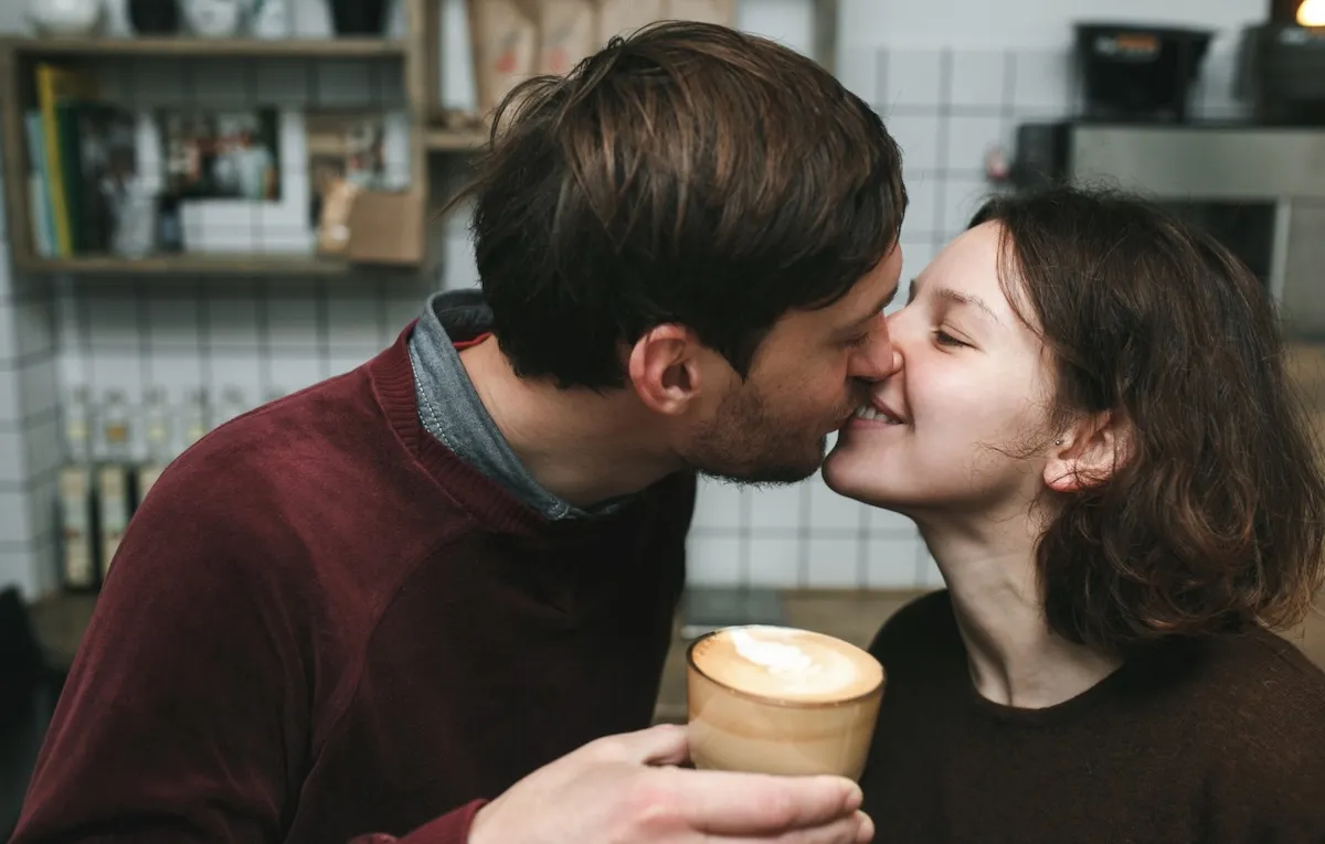 пара целуется пара целуется