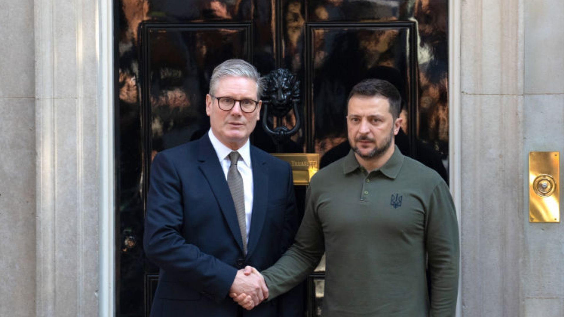 Стармер обнял Зеленского после спора с Трампом Стармер обнял Зеленского после спора с Трампом