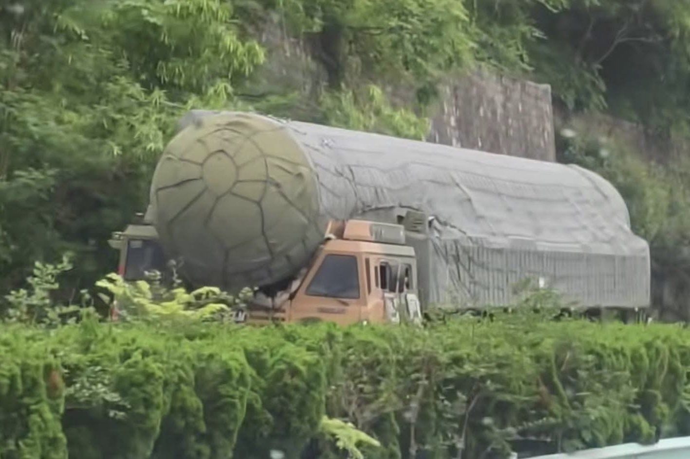 В Китаї помітили замасковану міжконтинентальну ракету DF-41