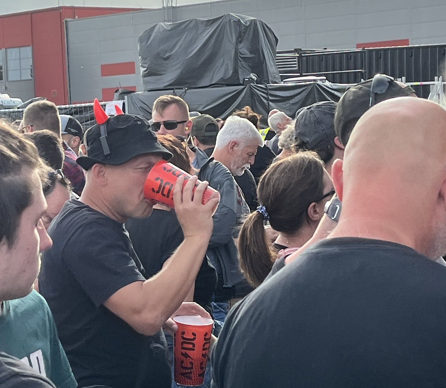 Президента Чехии заметили на концерте AC/DC в Праге