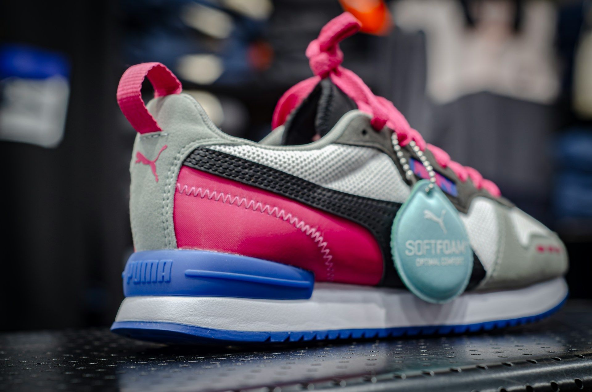 Зачем на кроссовках петля над пяткой