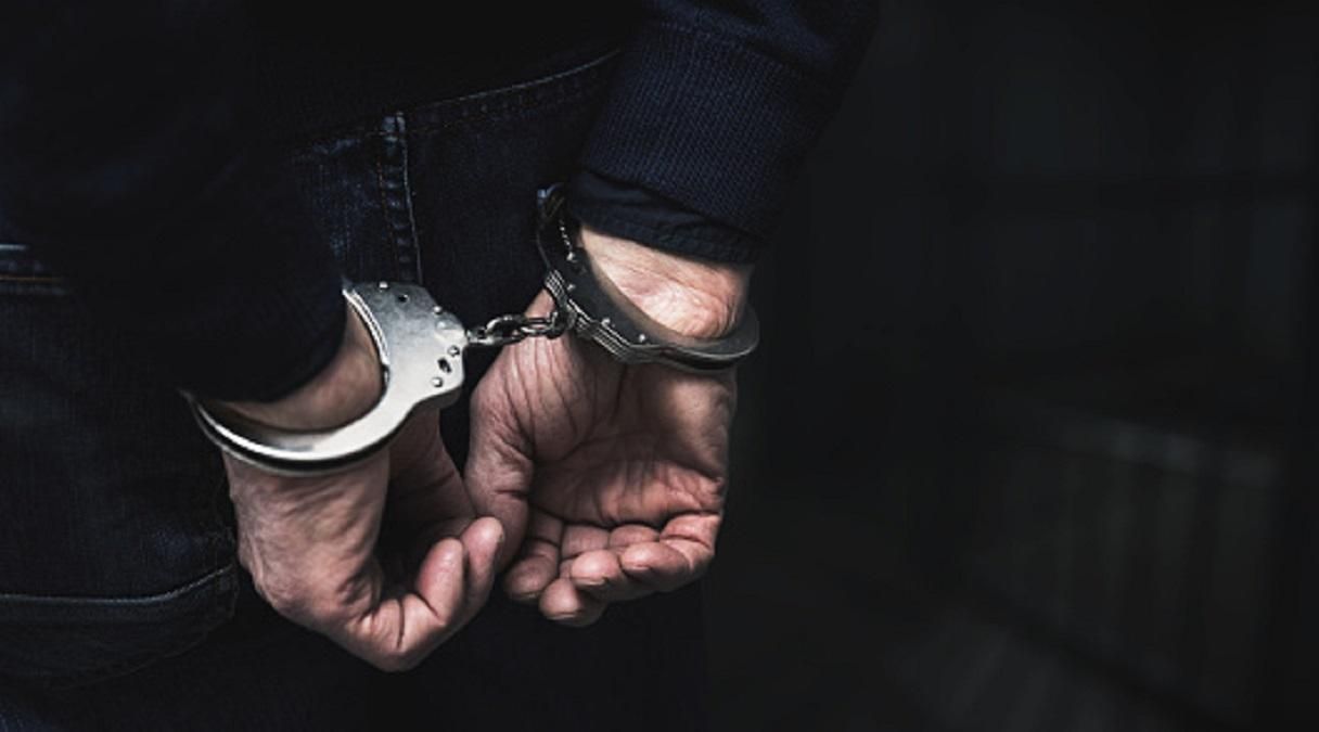 Чоловік у наручниках Чоловік у наручниках