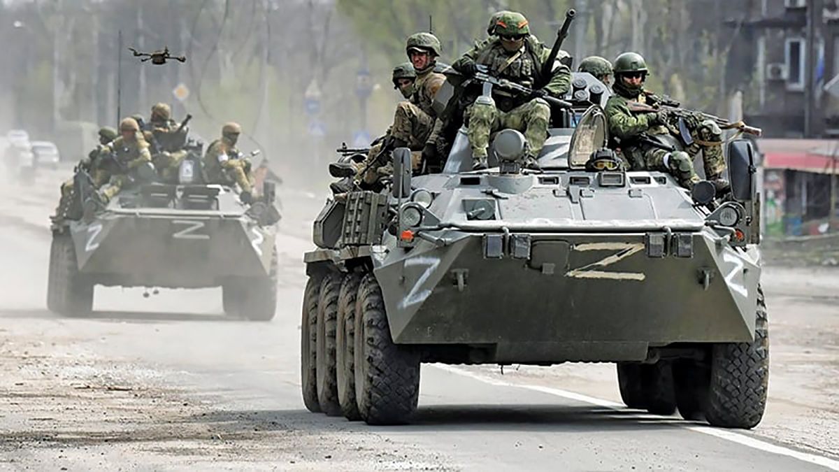 Российские оккупанты с оружием на БМП