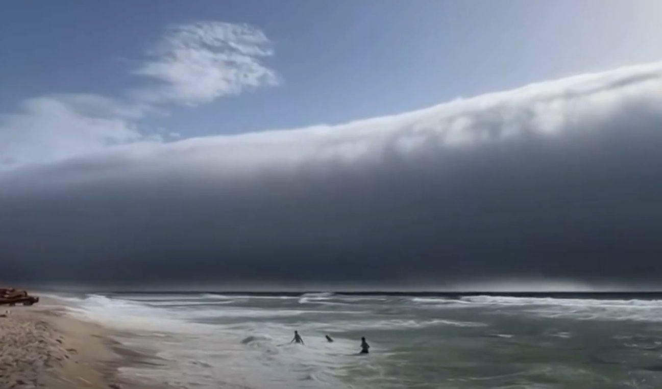 Рулонна хмара у Португалії Рулонна хмара у Португалії