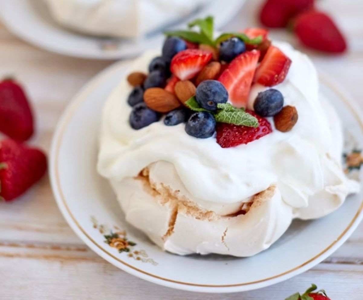 Десерт "Павлова" со свежими ягодами Десерт "Павлова" со свежими ягодами