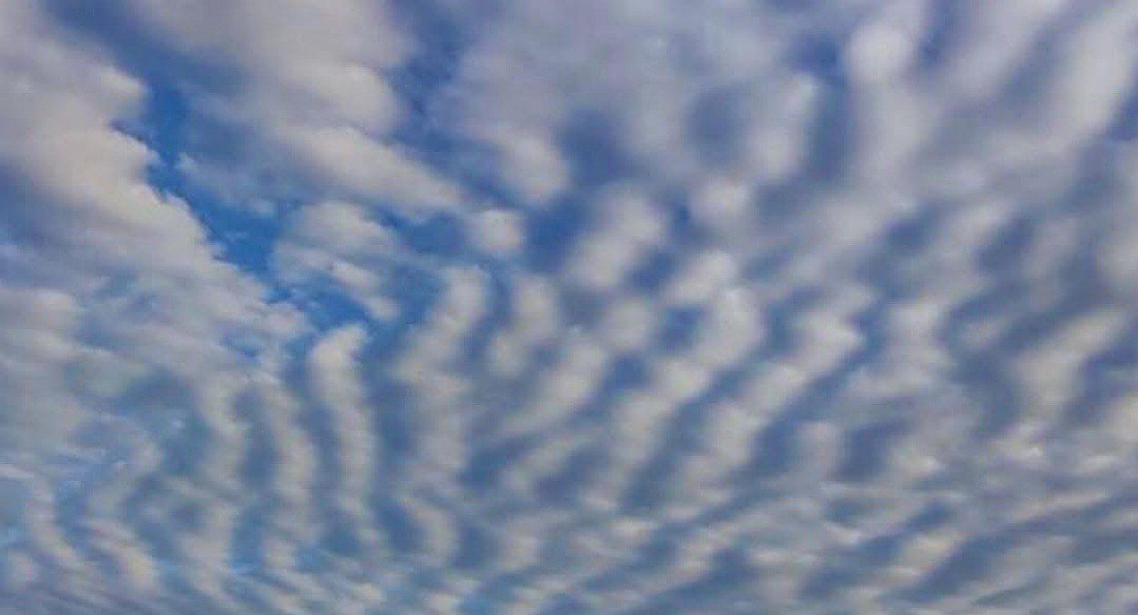 Небо прикрасили хвилеподібні хмари Небо прикрасили хвилеподібні хмари