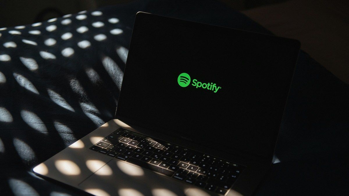 Более полумиллиона пользователей Spotify слушают группу, созданную искусственным интеллектом Более полумиллиона пользователей Spotify слушают группу, созданную искусственным интеллектом