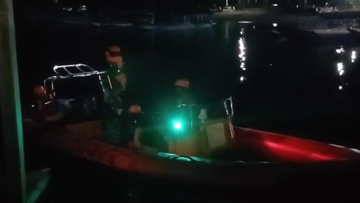 Возле Бали затонул паром Возле Бали затонул паром