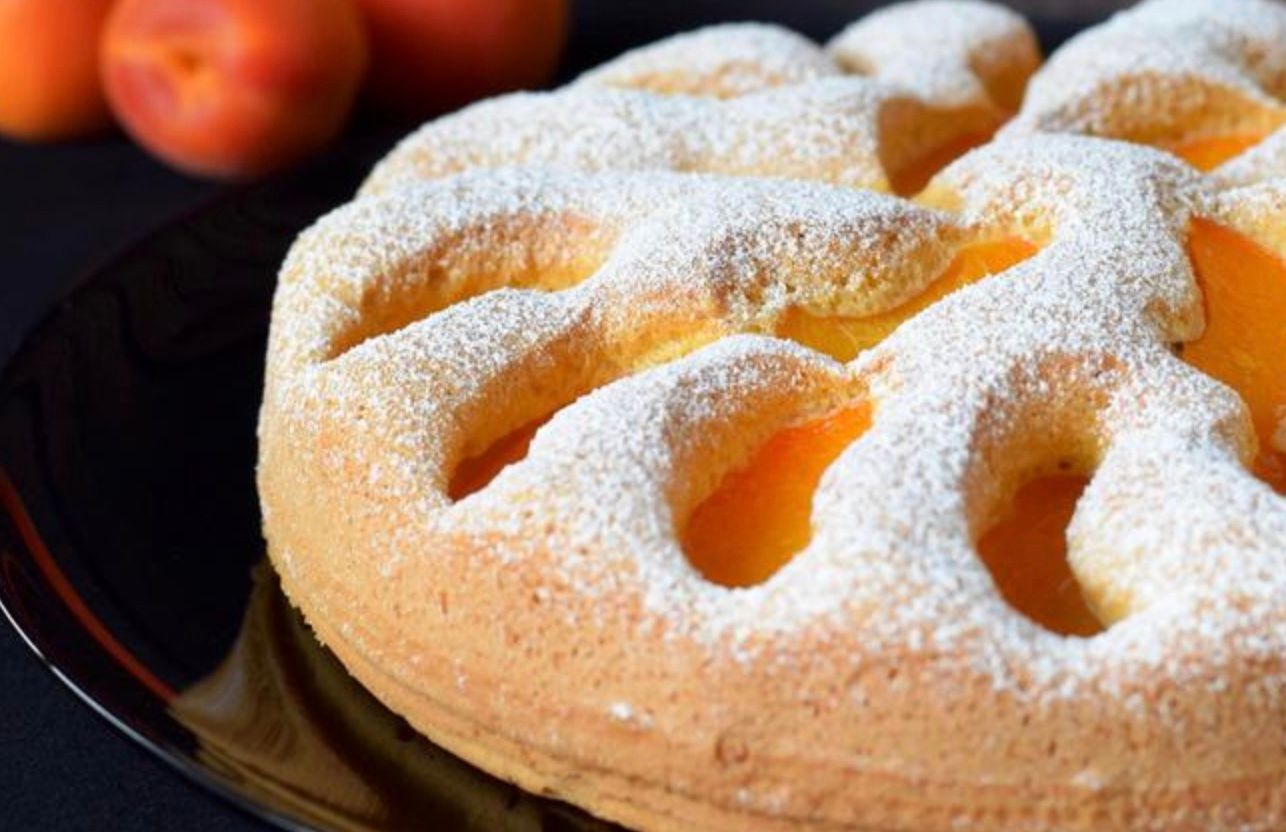 Шарлотка з абрикосами Шарлотка з абрикосами